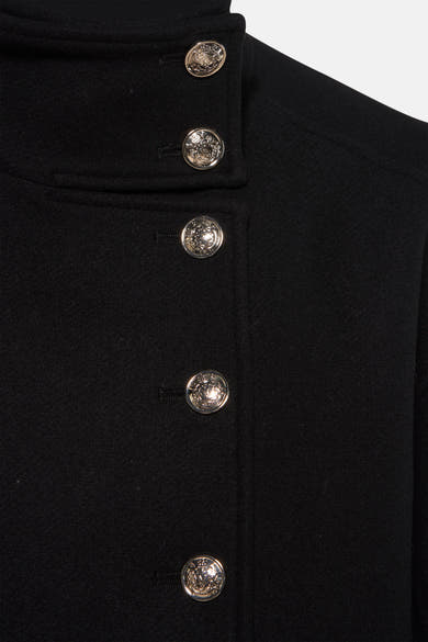 Veste courte noire de Morgan de Toi avec boutons décoratifs argentés.