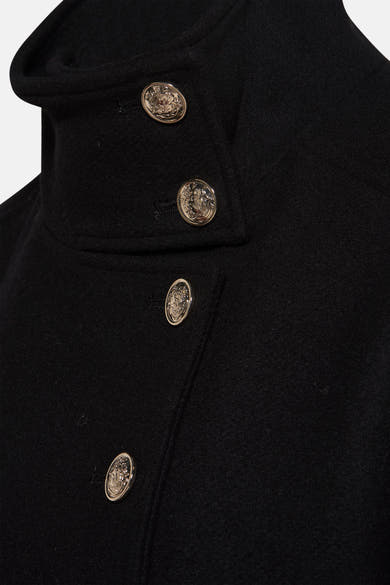 Veste courte noire de Morgan de Toi avec col montant et boutons décoratifs métalliques.