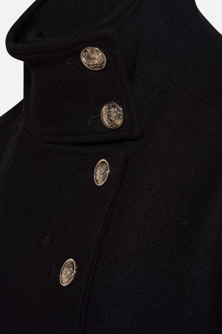Veste courte noire de Morgan de Toi avec col montant et boutons décoratifs métalliques.