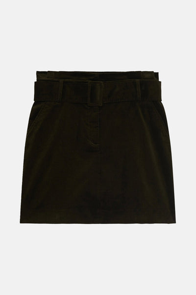Jupe courte kaki en velours côtelé de CAROLL, avec ceinture ton sur ton et poches latérales.
