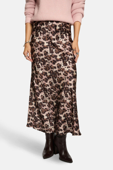 Lange rok met luipaardprint, meerkleurig van Morgan de Toi, gedragen met een roze trui en bruine leren enkellaarsjes.
