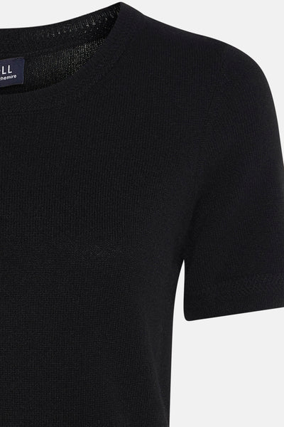 Pull à col rond noir de CAROLL, en maille fine, avec une étiquette discrète au niveau du col.