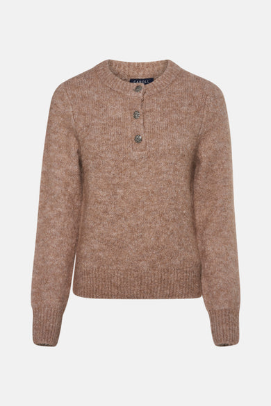 Pull beige en tricot de CAROLL, avec deux boutons décoratifs à l'encolure.