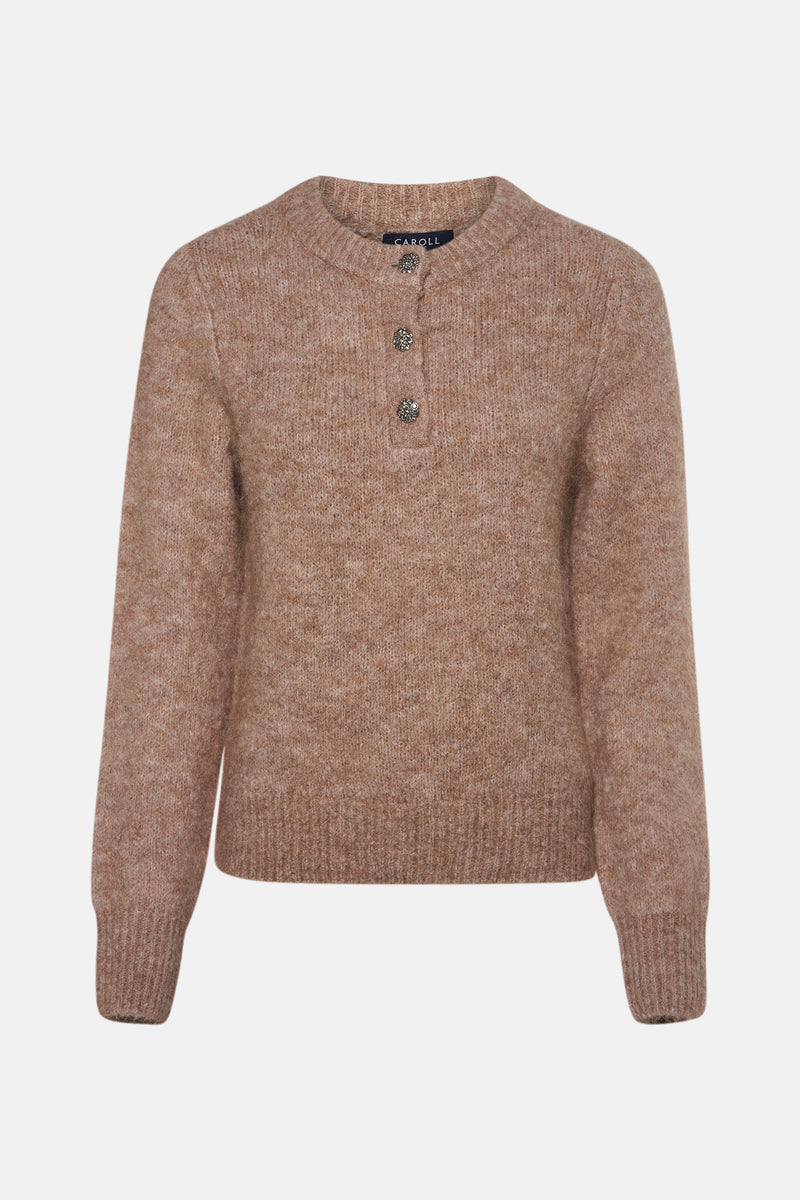 Pull beige en tricot de CAROLL, avec deux boutons décoratifs à l'encolure.