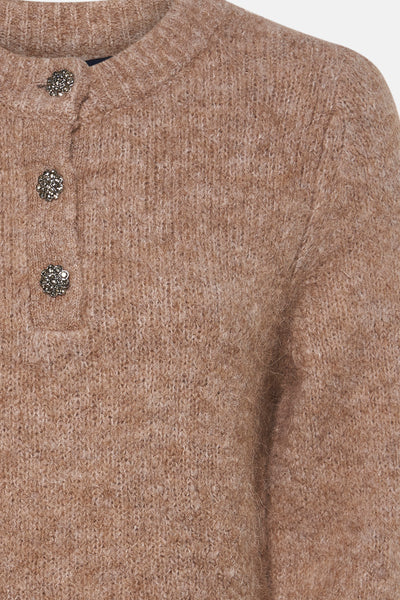Pull beige en maille chinée par CAROLL, avec patte de boutonnage décorée de trois boutons floraux argentés.
