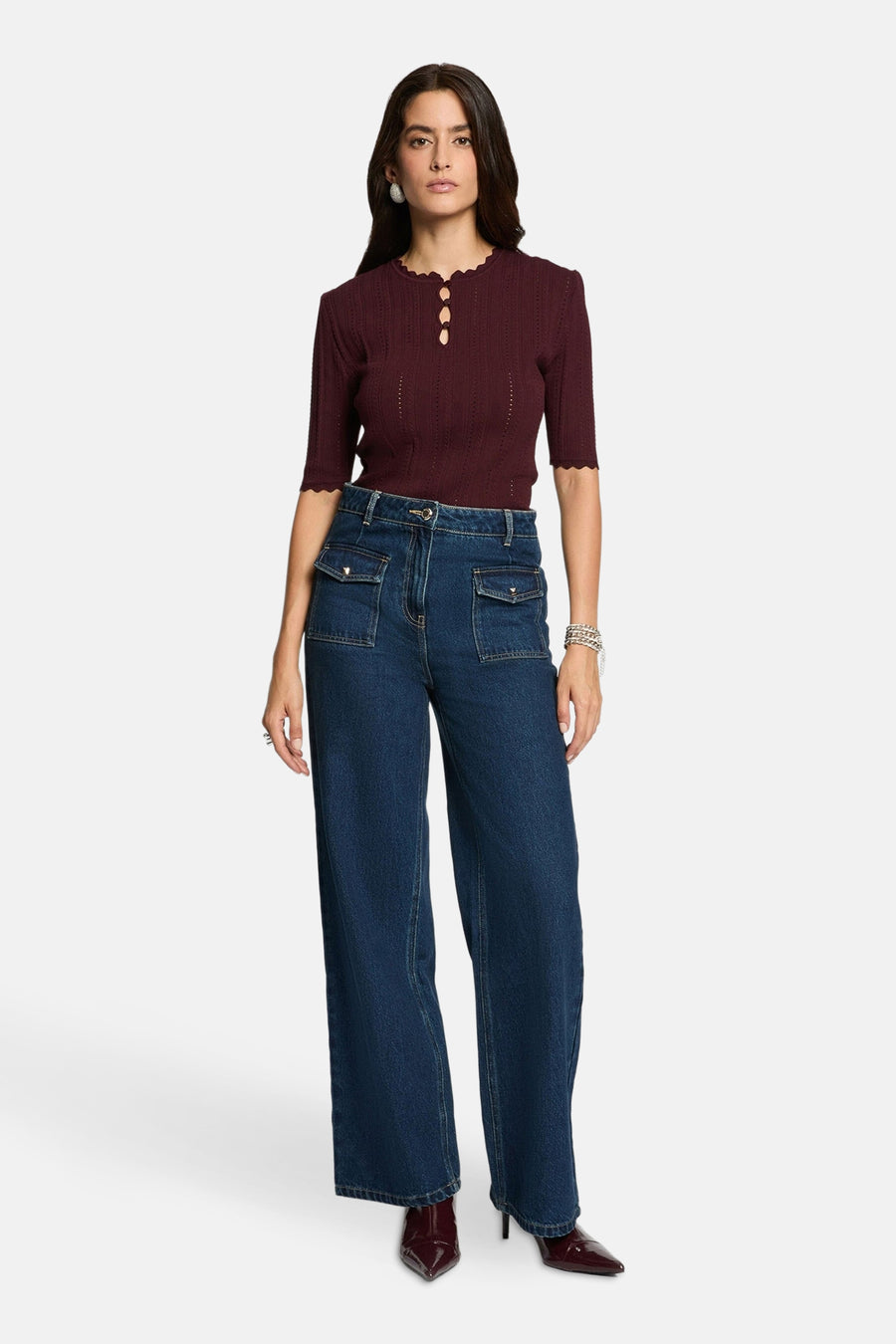 Bordeaux T-shirt met korte mouwen van Morgan de Toi met gouden knopen, gedragen met een wijde blauwe jeans.