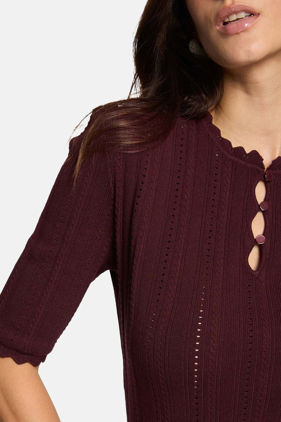 Bordeaux T-shirt met korte mouwen van Morgan de Toi, met verticale ajourdetails en decoratieve knopen.