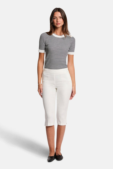 Blauwe gestreepte trui van Morgan de Toi in zwart en wit, gedragen met een witte korte broek en zwarte ballerina's.