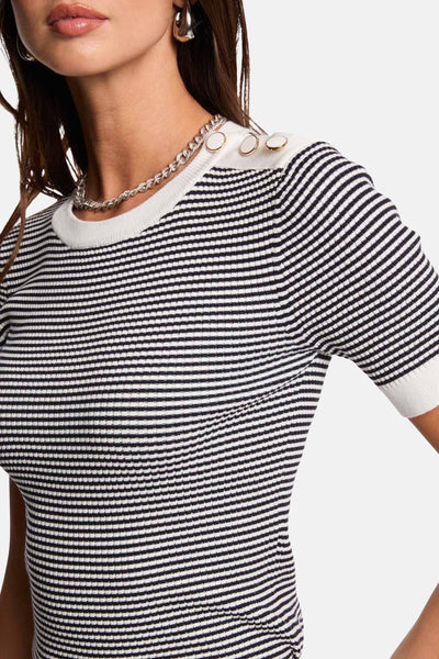 Pull bleu à rayures horizontales de Morgan de Toi, avec boutons décoratifs à l'épaule et collier argenté.
