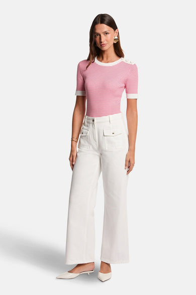 Roze gestreept T-shirt van Morgan de Toi, met decoratieve knopen op de schouder, gedragen met een witte broek met zakken.