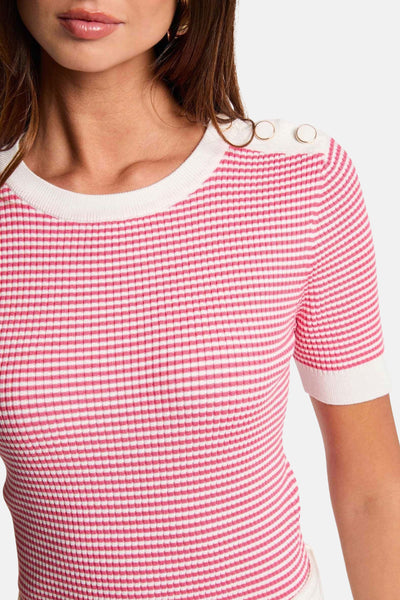 Pull rose rayé by Morgan de Toi, avec des boutons décoratifs aux épaules et une bordure blanche.
