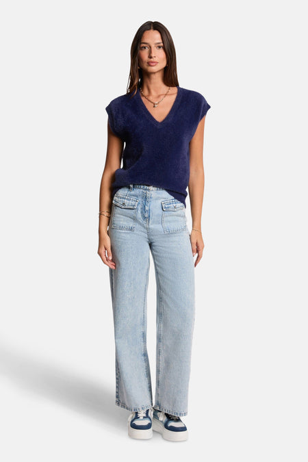 Blauwe tanktop van Morgan de Toi, gedragen met een high-waisted jeans en plateauzolen.