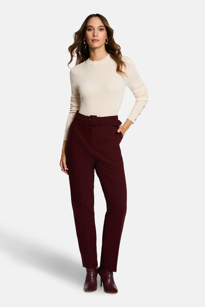 Ecru trui van Morgan de Toi, met lange mouwen, gedragen met een bordeauxrode broek met riem.