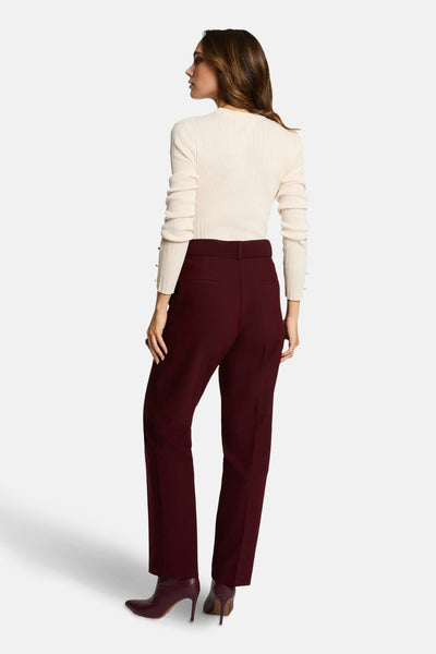 Ecru trui met lange mouwen van Morgan de Toi, gedragen met een bordeauxrode broek en bijpassende enkellaarsjes.