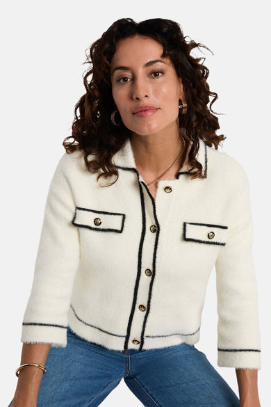 Witte, pluizige gebreide cardigan van Morgan de Toi, met gouden knopen en zwarte imitatiebontafwerking.