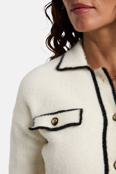 Gilet blanc de Morgan de Toi avec bordure noire et boutons dorés.