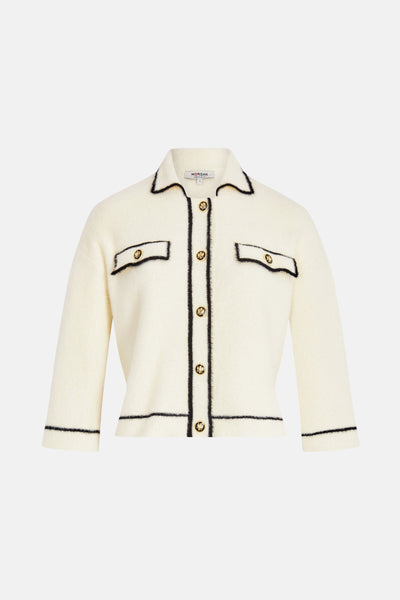 Gilet blanc en maille duveteuse de Morgan de Toi, avec boutons dorés et finitions en fausse fourrure noire.