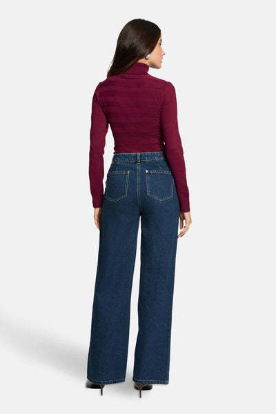 Bordeaux coltrui van Morgan de Toi, gedragen met een high-waisted jeans, achterzicht.