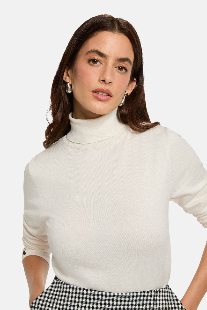 Ecru coltrui van Morgan de Toi, gedragen met een zwart-wit geruite short.