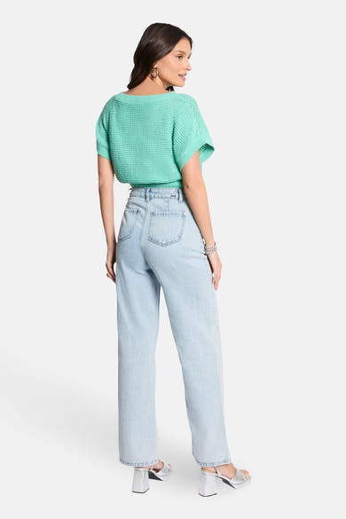 Groene rondehals trui van Morgan de Toi, in opengebreide stof, gedragen met een high-waisted jeans.