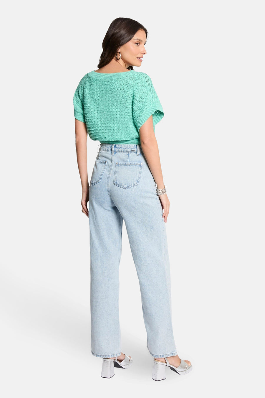 Groene rondehals trui van Morgan de Toi, in opengebreide stof, gedragen met een high-waisted jeans.