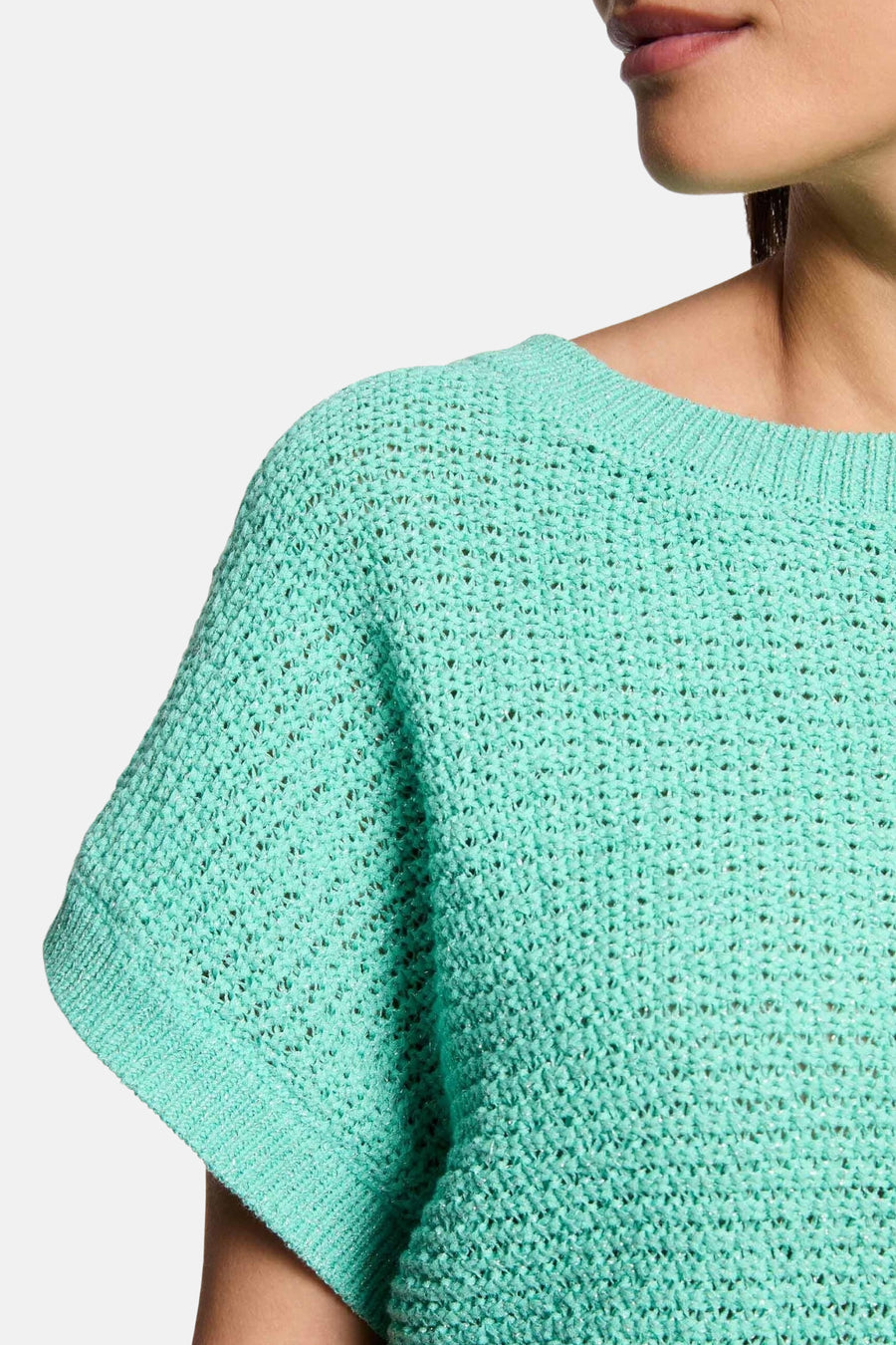 Groene trui met ronde hals van Morgan de Toi in ajourgebreide stof, met detail op de borst en schouder.