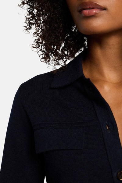 Cardigan bleu marine de Morgan de Toi, détail de la texture tricotée et du col chemise.
