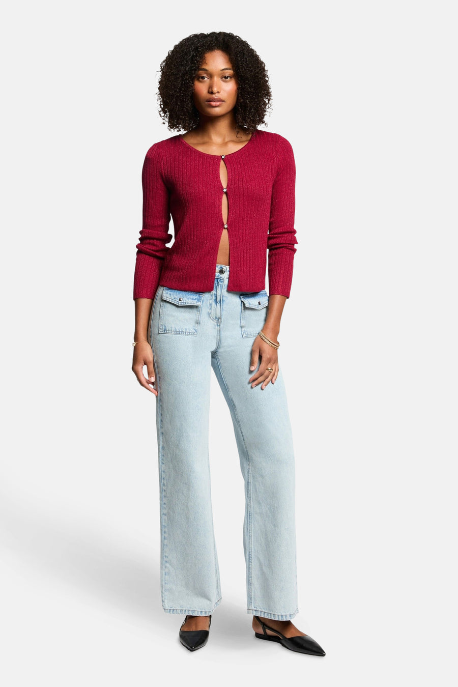 Gilet bordeaux en maille côtelée par Morgan de Toi, porté avec un jean taille haute et des chaussures plates.