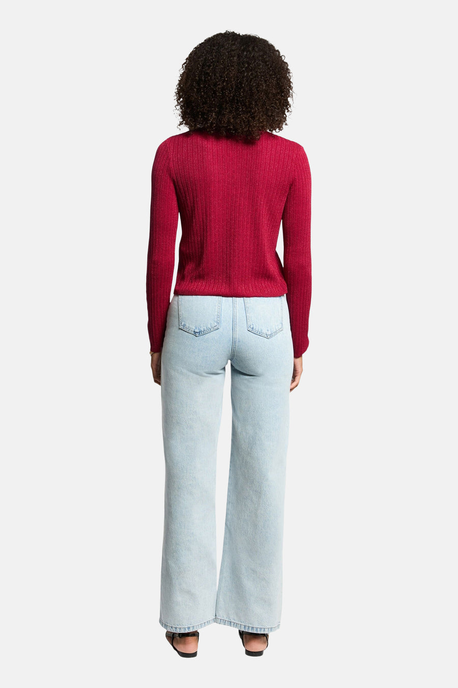 Gilet bordeaux de Morgan de Toi, à manches longues avec texture côtelée, porté avec un jean taille haute.