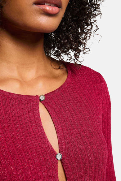 Gilet bordeaux par Morgan de Toi en maille côtelée brillante avec boutons décoratifs et découpe goutte d'eau.
