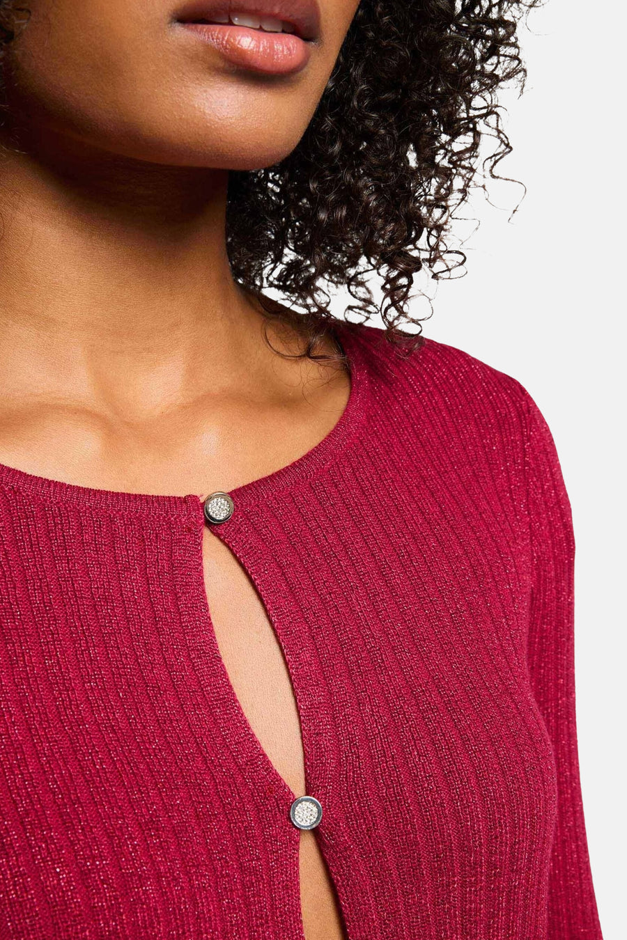 Gilet bordeaux par Morgan de Toi en maille côtelée brillante avec boutons décoratifs et découpe goutte d'eau.
