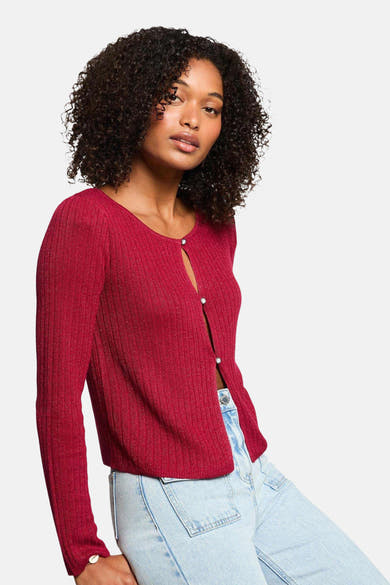 Gilet bordeaux en maille côtelée, by Morgan de Toi, avec boutons nacrés et porté avec un jean taille haute.
