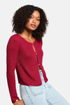 Gilet bordeaux en maille côtelée, by Morgan de Toi, avec boutons nacrés et porté avec un jean taille haute.
