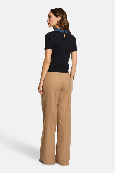 Blauwe trui met ronde hals van Morgan de Toi, met een spijkerboord, gedragen met een wijde beige broek.