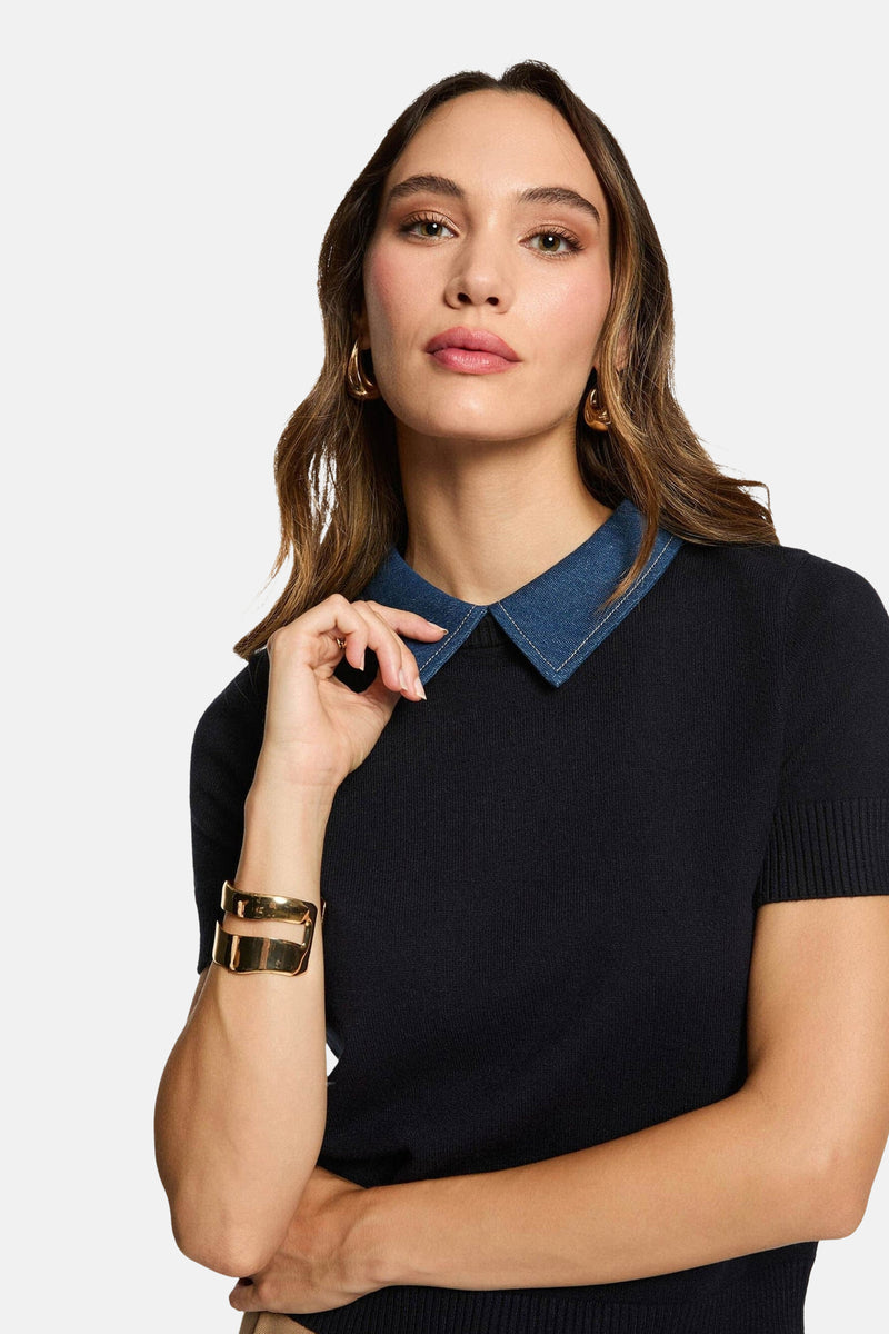 Blauwe trui met ronde hals van Morgan de Toi, met contrasterende denimkraag en gouden armband.