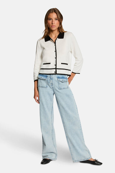 Witte gilet van Morgan de Toi met zwarte afwerkingen, gedragen met een high-waisted jeans.