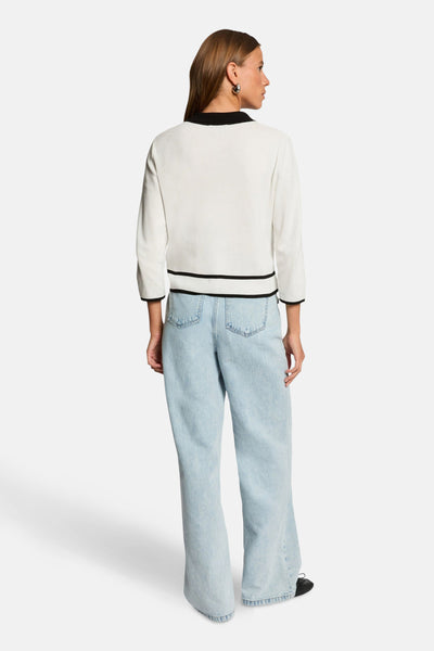 Witte gestreepte bodywarmer van Morgan de Toi, gedragen met een blauwe jeans en zwarte ballerina's.