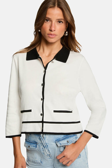 Witte gilet van Morgan de Toi met contrasterende zwarte afwerkingen, gedragen over een lichtblauwe jeans.