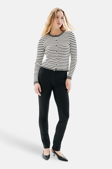 Zwart-wit gestreept vest van CAROLL, gedragen met een zwarte broek en zwarte pumps.