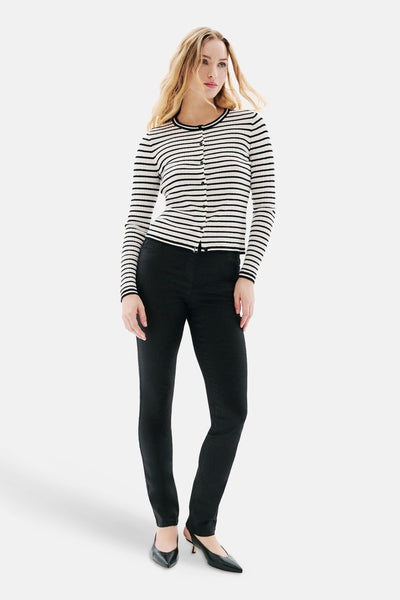 Zwart-wit gestreept vest van CAROLL, gedragen met een zwarte broek en zwarte pumps.