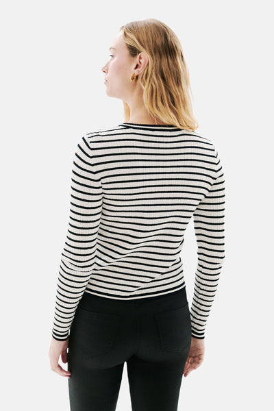 Zwart-wit gestreepte cardigan van CAROLL, gedragen met een zwarte broek, achterzicht.