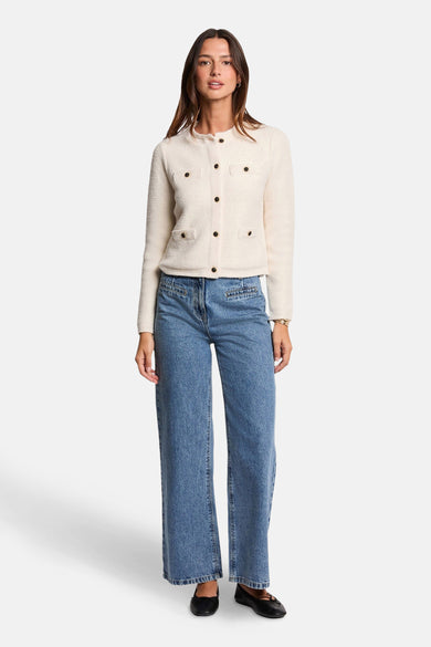 Ecru gilet van Morgan de Toi met opgestikte zakken en decoratieve knopen, gedragen met een wijde blauwe jeans.