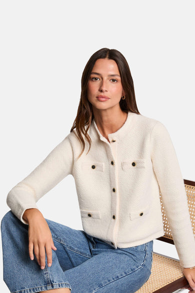 Ecru vest van Morgan de Toi gedragen met een blauwe jeans, geknoopt en met decoratieve zakken.