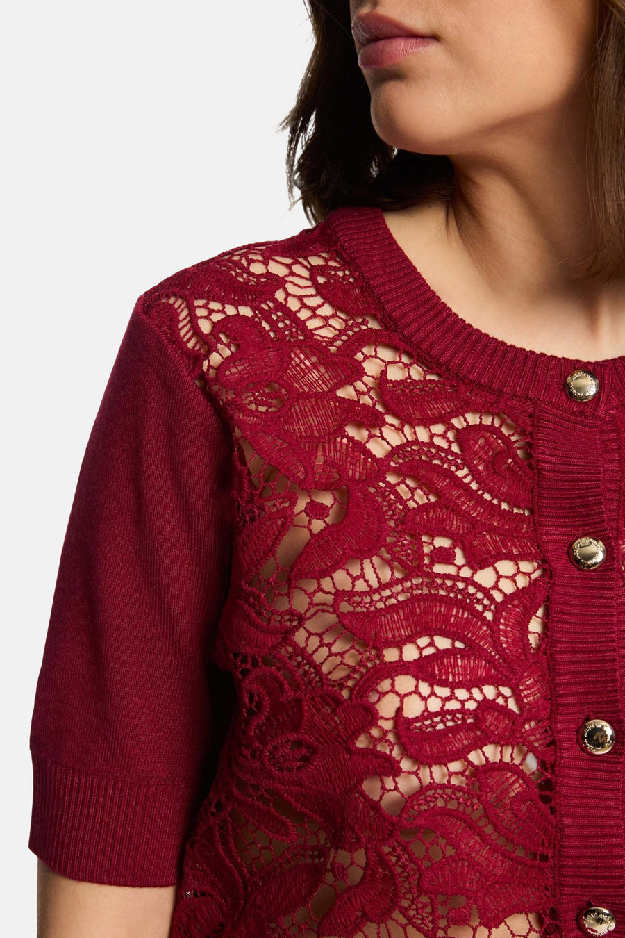Pull rouge à col rond de Morgan de Toi avec empiècement en dentelle florale et boutons dorés.
