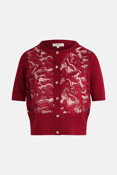 Pull rouge à col rond de Morgan de Toi avec empiècement en dentelle florale et boutons dorés.