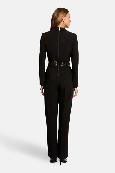 Zwarte jumpsuit van Morgan de Toi met kanten detail op de taille en zichtbare ritssluiting op de rug.
