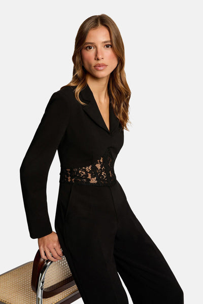 Combinaison noire par Morgan de Toi, avec une ceinture en dentelle florale sur le devant.
