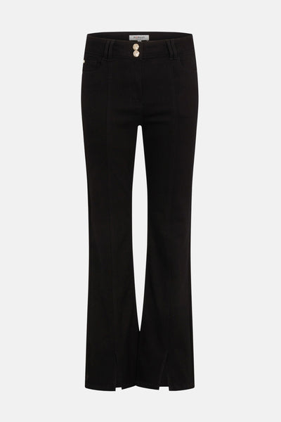 Jean bootcut noir de Morgan de Toi, avec deux boutons dorés et fentes en bas.
