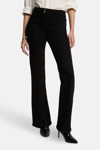 Zwarte bootcut jeans van Morgan de Toi, gedragen met puntige stiletto enkellaarsjes.