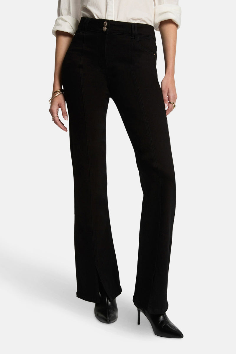 Zwarte bootcut jeans van Morgan de Toi, gedragen met puntige stiletto enkellaarsjes.